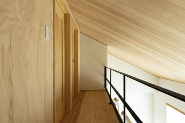 ブラックのアイアン手摺が空間を引き締めます