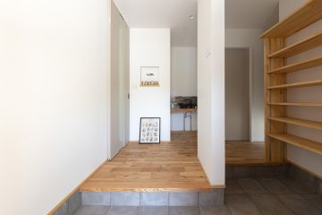 玄関ホールには、インテリアを楽しめるニッチを設けました