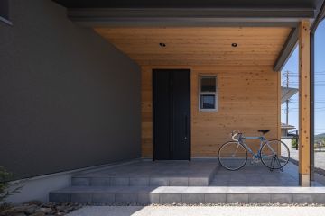 外壁は、エスケー化研のベルアート吹付＋杉の羽目板をアクセントに