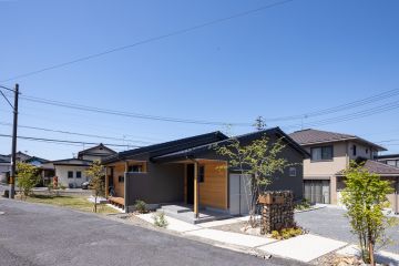 緑いっぱいのお庭がある平屋建て