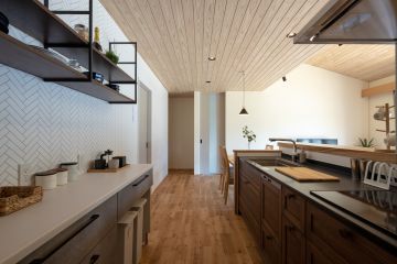 キッチンは、ウッドワン：スイージーのオークダーク