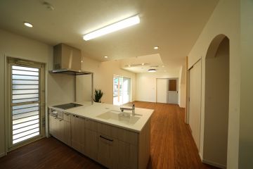 ニュアンスカラーの建具で抜け感を出したリビングルーム