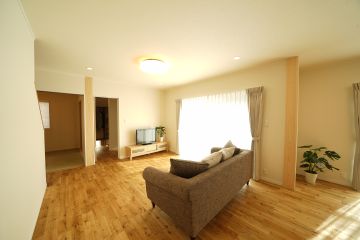 ６寸の立派なヒノキの化粧柱が空間のアクセントに