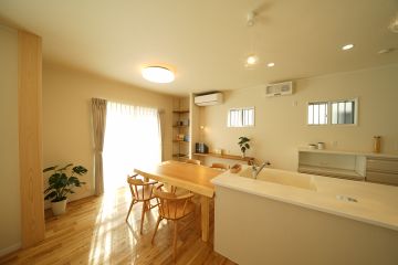 お食事の配膳や片付けが楽に出来る横並びダイニング