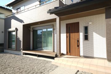 外壁は、セラメッセ 45 三丁ボーダータイル フレーバー　