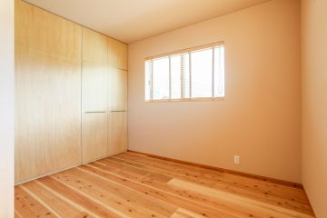 寝室は、調湿効果の高い杉の無垢フローリングで快適な睡眠環境に