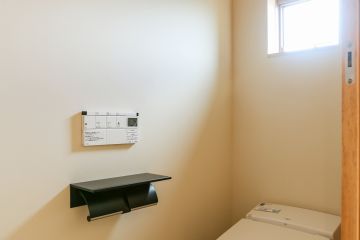 ブラックの紙巻器が空間を引き締めます