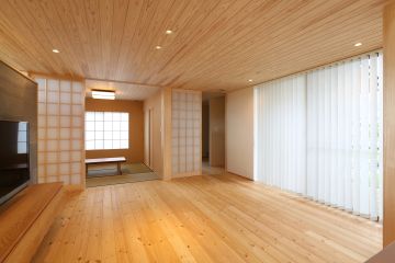 リビングは、杉の羽目板天井で上質な空間に