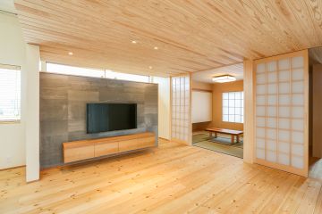 経年変化によって美しい飴色になり、味わい深い空間を演出する赤松の無垢フローリングを採用