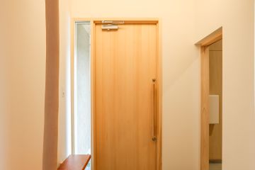 無垢一枚板の腰掛ベンチが高級感を演出