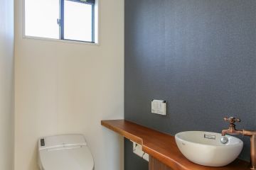 ヘリンボーン柄の床材で華やかさをプラス