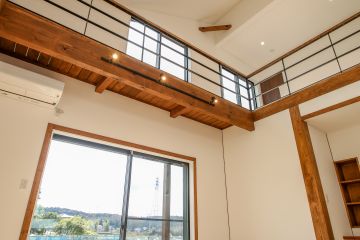 大きな吹抜けのおかげで、明るさや開放感抜群です