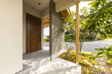 玄関ポーチは、洗い出し仕上げで和モダンな雰囲気に