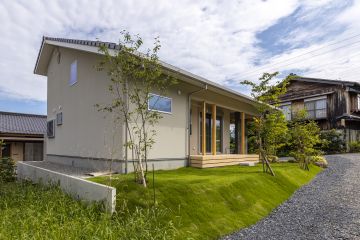 緑いっぱいのお庭を楽しめる憩いのウッドデッキ