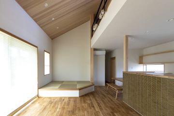 ソファ代わりにもなる小上がりの畳スペース