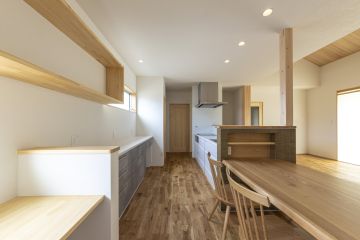 吊り戸棚を設けず、スッキリとした空間に