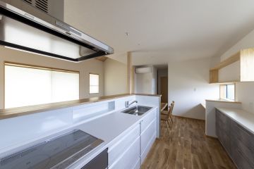 キッチン腰壁の内側には、主婦に人気のスパイスニッチを設けました