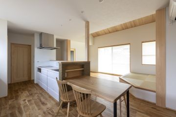 調味料や小物などを収納出来る便利なダイニングニッチを設置