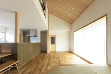 シンプルな木目の米栂羽目板で美しい天井仕上がりに