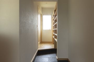 600㎜×300㎜の大判の玄関タイルが高級感を演出