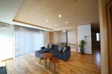 折り上げ天井×杉の羽目板天井で空間に重厚感とデザイン性をプラス
