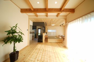 夏はべたつかず、冬はヒンヤリ感じにくい年中肌触りが良いパインフローリング