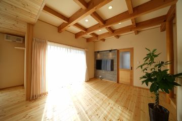 格子状の梁天井が空間のアクセントに