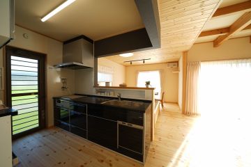 ブラックの垂れ壁が印象的なキッチン