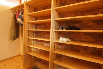 収納部分にアクセントクロスを取り入れたお洒落なシューズクローク