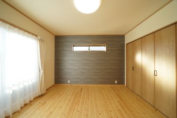 調湿効果の高いパインフローリングが、良質な睡眠環境に整える主寝室