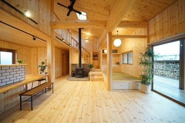 吹抜け空間に杉の丸太梁が通る圧巻の景観