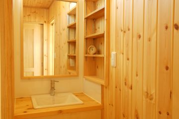 木材たっぷりの空間に馴染む造作洗面台
