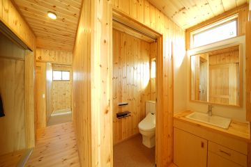 トイレは、消臭効果のあるパイン材でいつも快適空間に