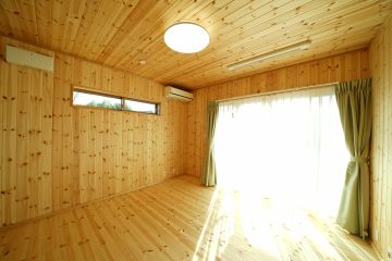 森林の中にいるようなリラックス空間の主寝室