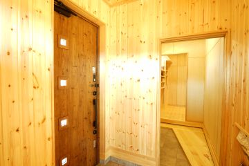 パイン材をふんだんに使用した温もりたっぷりな玄関ホール