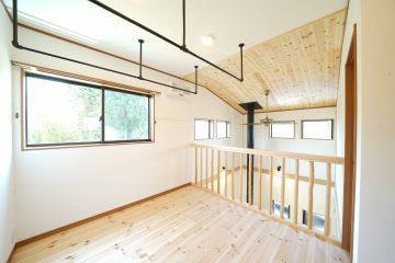 薪ストーブの暖気を利用した２階のランドリールーム