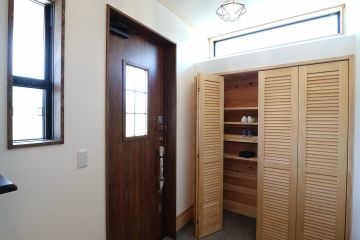 玄関収納上部に高窓を設け、玄関全体がふんわり明るい空間に