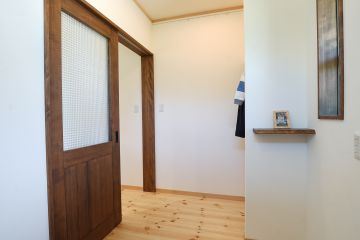 上着や荷物をサッと置けるエントランスクロークが便利
