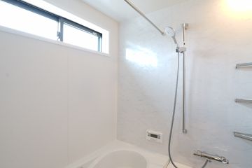 お掃除の手間が省けるミラーなしバスルーム
