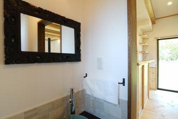 トイレ用手洗いでも、リゾート気分を楽しめます