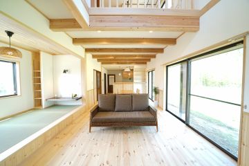 梁見せ天井が、空間に開放感と温もり感を演出