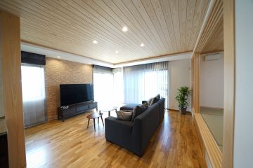 リビングのアクセントウォールには、エコカラットのラフソーン：ライトブラウンを採用