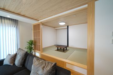 近年では生花や掛軸だけでなく、趣味のインテリア等を飾る場として注目されている床の間を設置