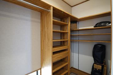 足元から柔らかい光を室内に取り込む、地窓を採用