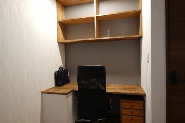 ご主人の寝室は、造作のデスクワークカウンターを設置
