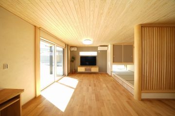 床材は、硬質で耐久性の高いナラフローリング。天井材は、調湿効果の高い杉の羽目板天井を採用