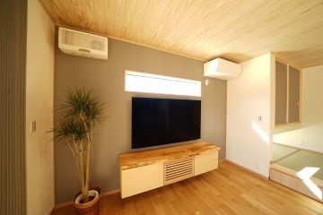 テレビボードは、サクラの無垢一枚板で製作した造作品