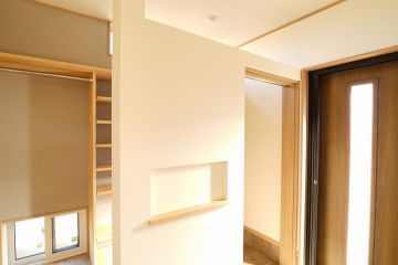 上部をオープンにすることで玄関に明るさをプラス