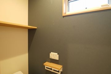 ダーク色なアクセントクロスで、クールな空間に