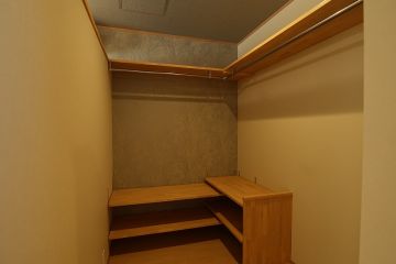 ベッドルーム内に設けられたウォークインクローゼット